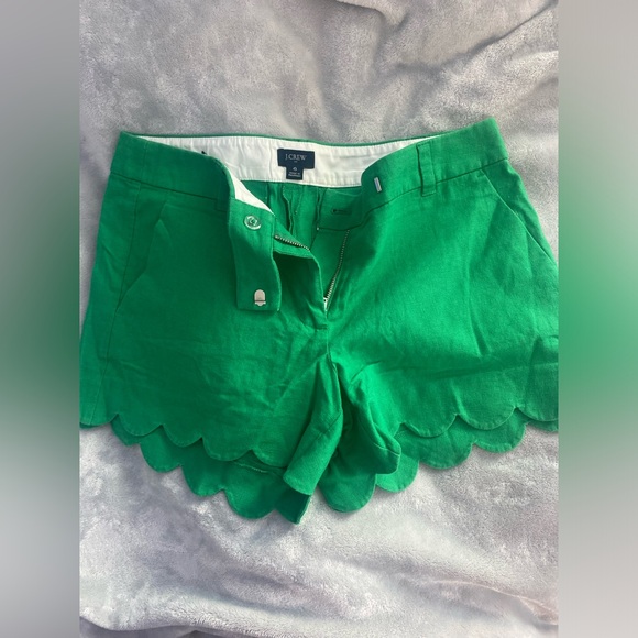 Women’s shorts with ruffle on the bottom, green, size 6, J. Crew, with pockets - Picture 1 of 3